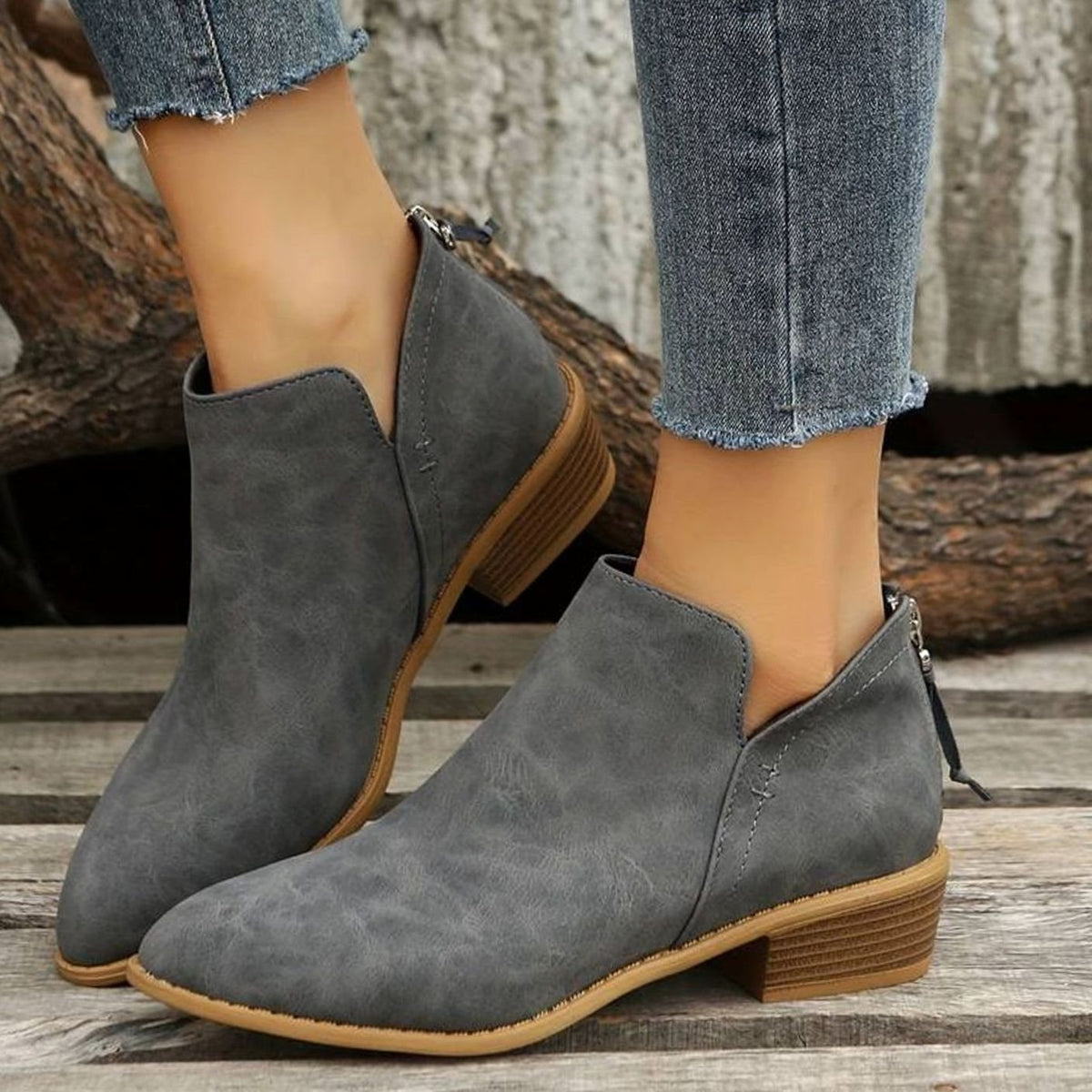 Seitliche Ansicht eleganter Damen-Stiefeletten aus Wildleder zum Hineinschlüpfen