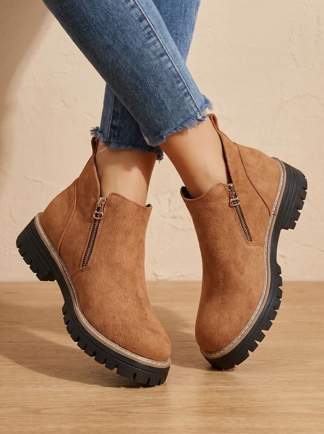Paar bequeme Damen-Stiefeletten mit Leopardenmuster