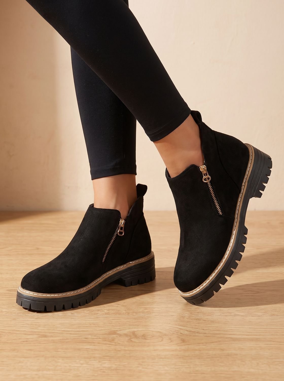 Paar Damen-Stiefeletten mit Leopardenmuster von vorne