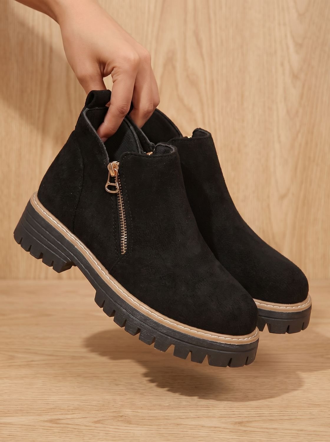 Rückansicht der Damen-Stiefeletten mit Leopardenmuster