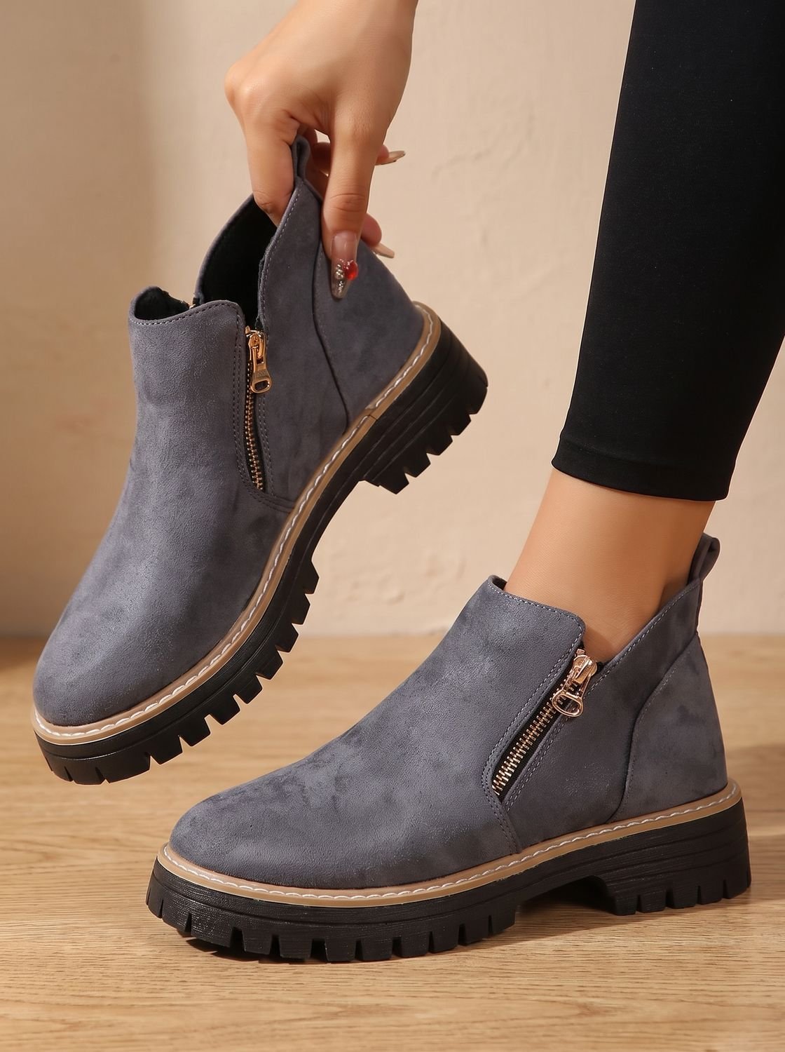 Innenansicht einer bequemen Damen-Stiefelette mit Seitenreissverschluss