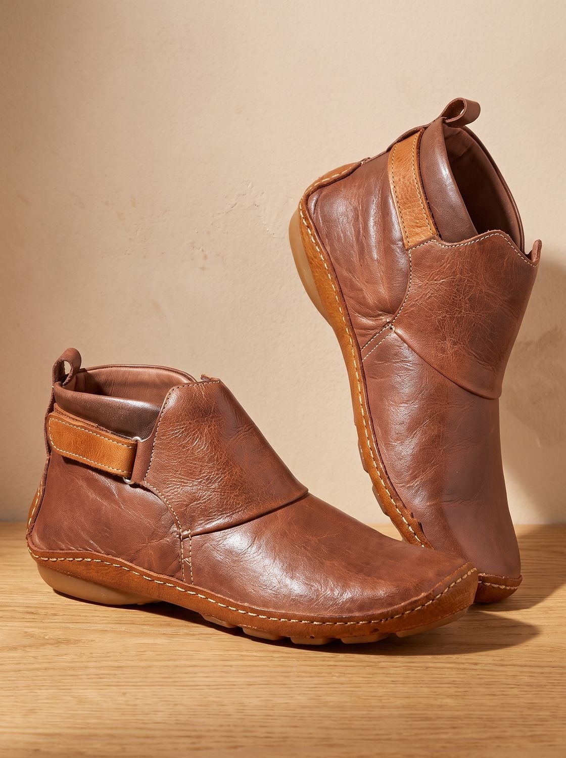 Seitliche Ansicht der knöchelhohen Damen-Stiefeletten ohne Schnürsenkel