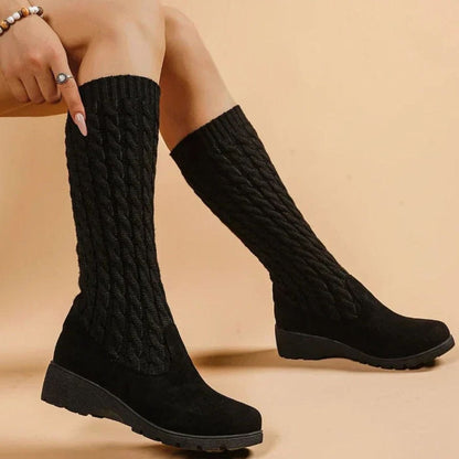 Kniehohe Damenstiefel aus Wildleder mit Zopfstrick und Keilabsatz