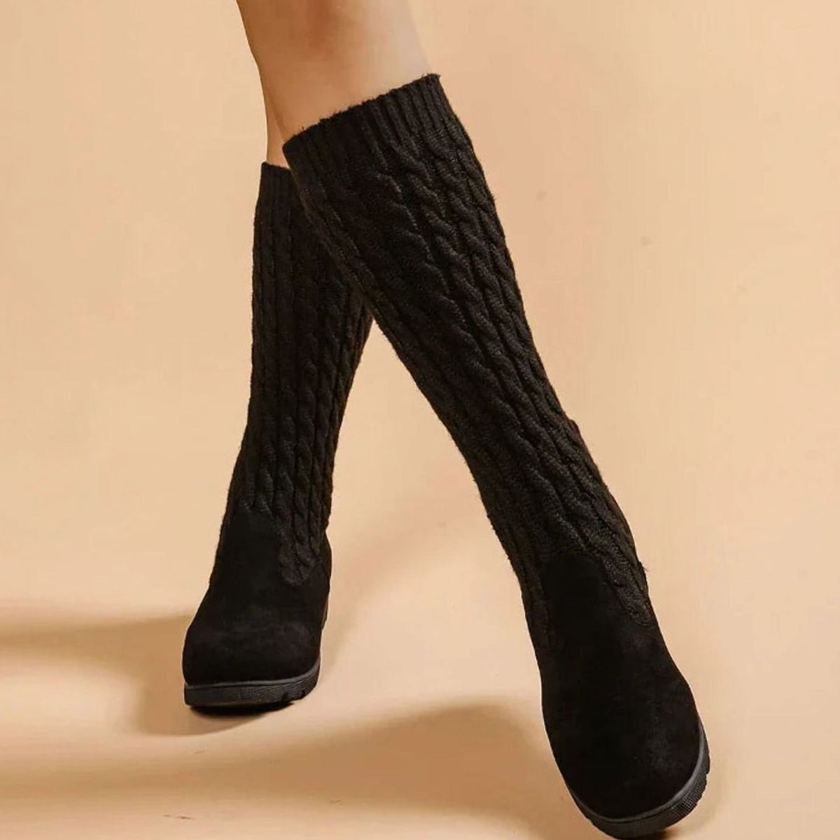Seitliche Ansicht der kniehohen Wildlederstiefel für Damen