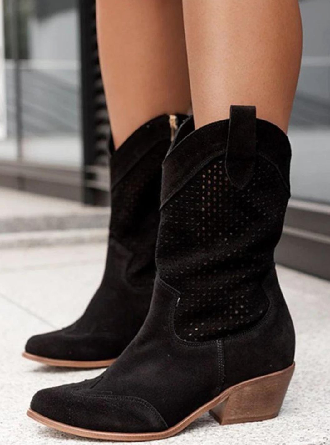 Damenstiefel mit Lochmuster und typischer Western-Silhouette