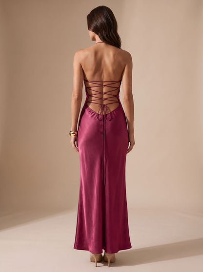 Damenkleid mit Neckholder, fliessender Satin-Silhouette und Strass