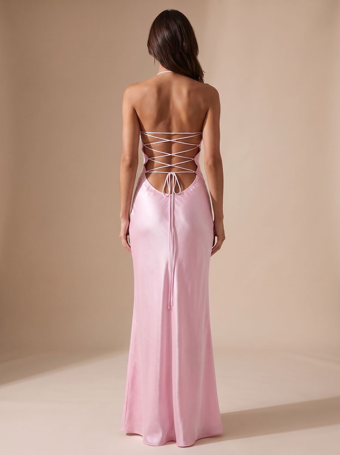 Seitliche Ansicht des eleganten Damenkleids aus Satin