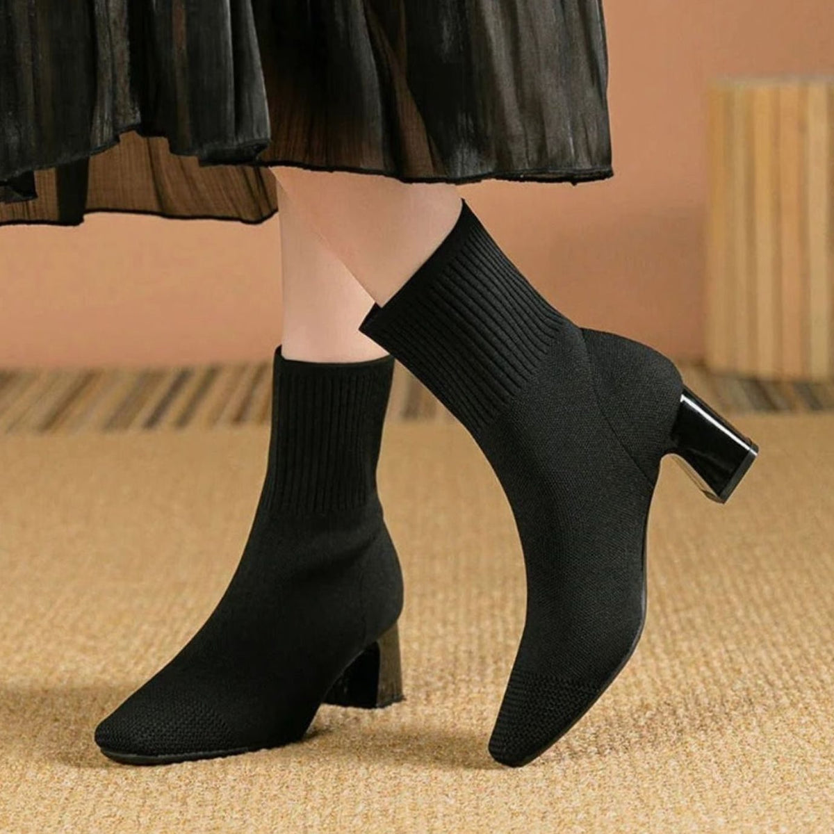 Damen-Rippstrick-Stiefeletten mit Blockabsatz in der Vorderansicht