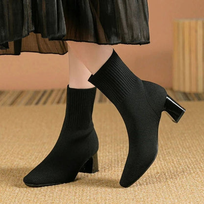 Damen-Rippstrick-Stiefeletten mit Blockabsatz in der Vorderansicht