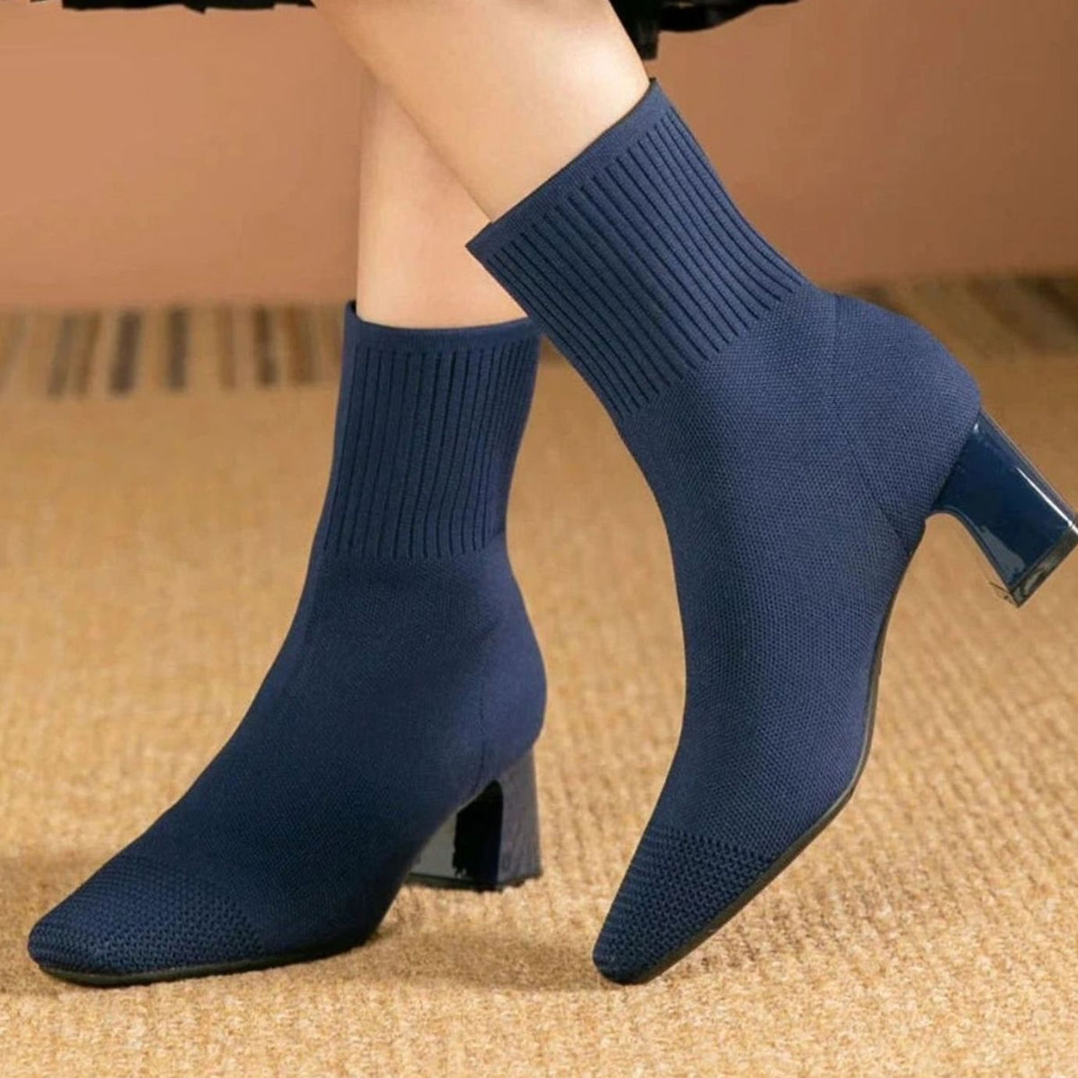 Seitliche Ansicht von Damen-Rippstrick-Stiefeletten mit Blockabsatz