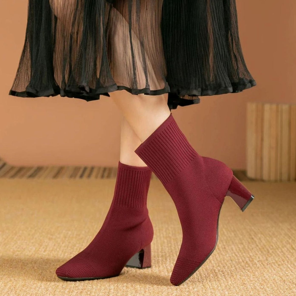 Nahaufnahme des Rippstrick-Schafts einer Damen-Stiefelette