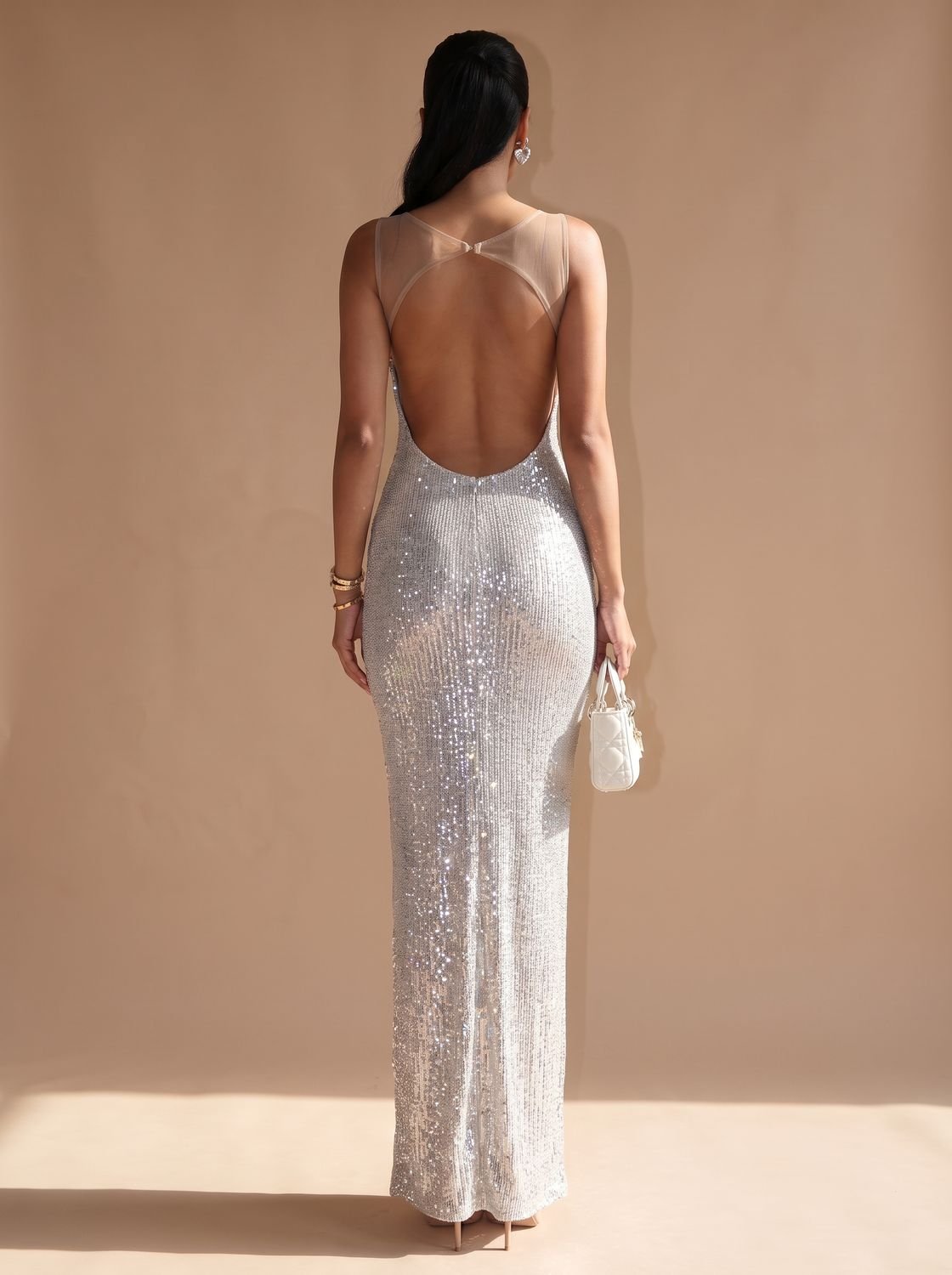 Glitzernde Paillettenstruktur des eleganten silbernen Maxikleids
