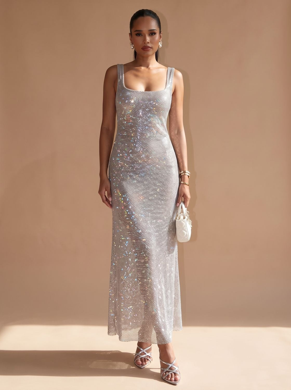 Elegantes silbernes Maxikleid für festliche Anlässe und Abendveranstaltungen