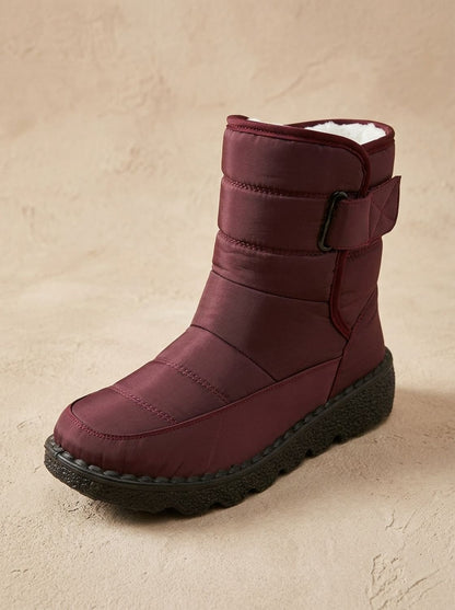 Nahaufnahme der Winterstiefel mit weichem Fleecefutter