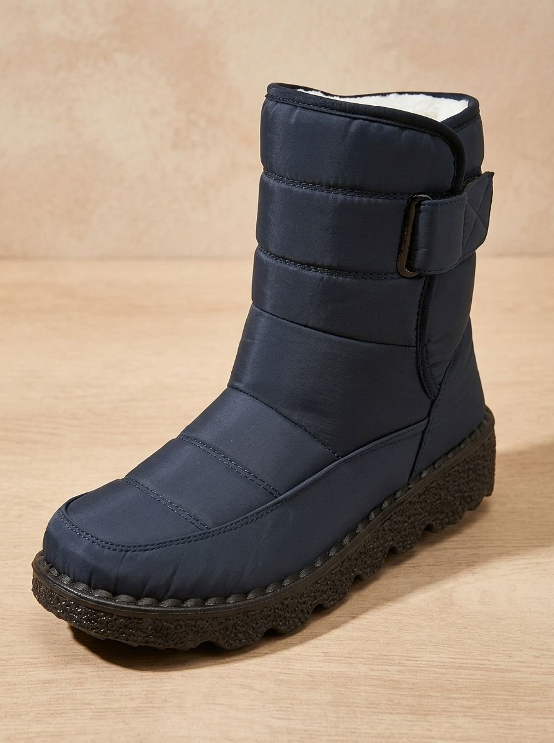 Seitliche Ansicht der Damen-Winterstiefel mit robustem Schaft