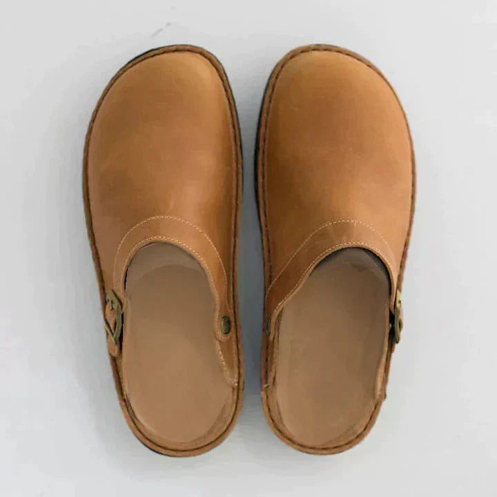 Braune Leder-Clogs mit Schnalle, bequeme Schuhe für Damen und Herren, rutschfeste Sohle, ideal für Alltag und Freizeit.