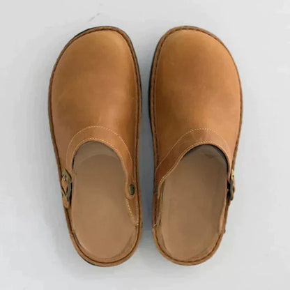 Braune Leder-Clogs mit Schnalle, bequeme Schuhe für Damen und Herren, rutschfeste Sohle, ideal für Alltag und Freizeit.