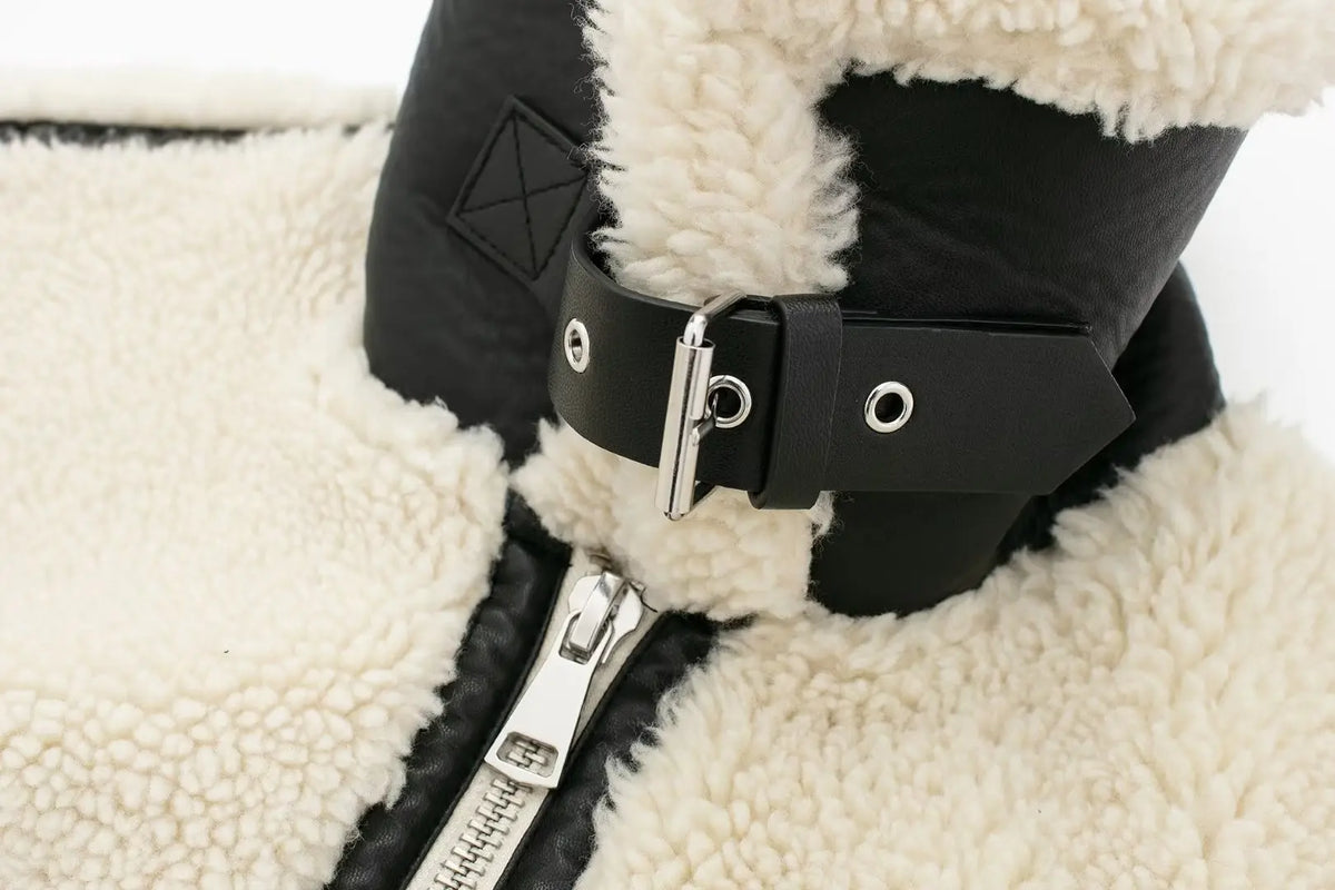 Ärmel und Bündchen der warmen Teddyjacke im Detail
