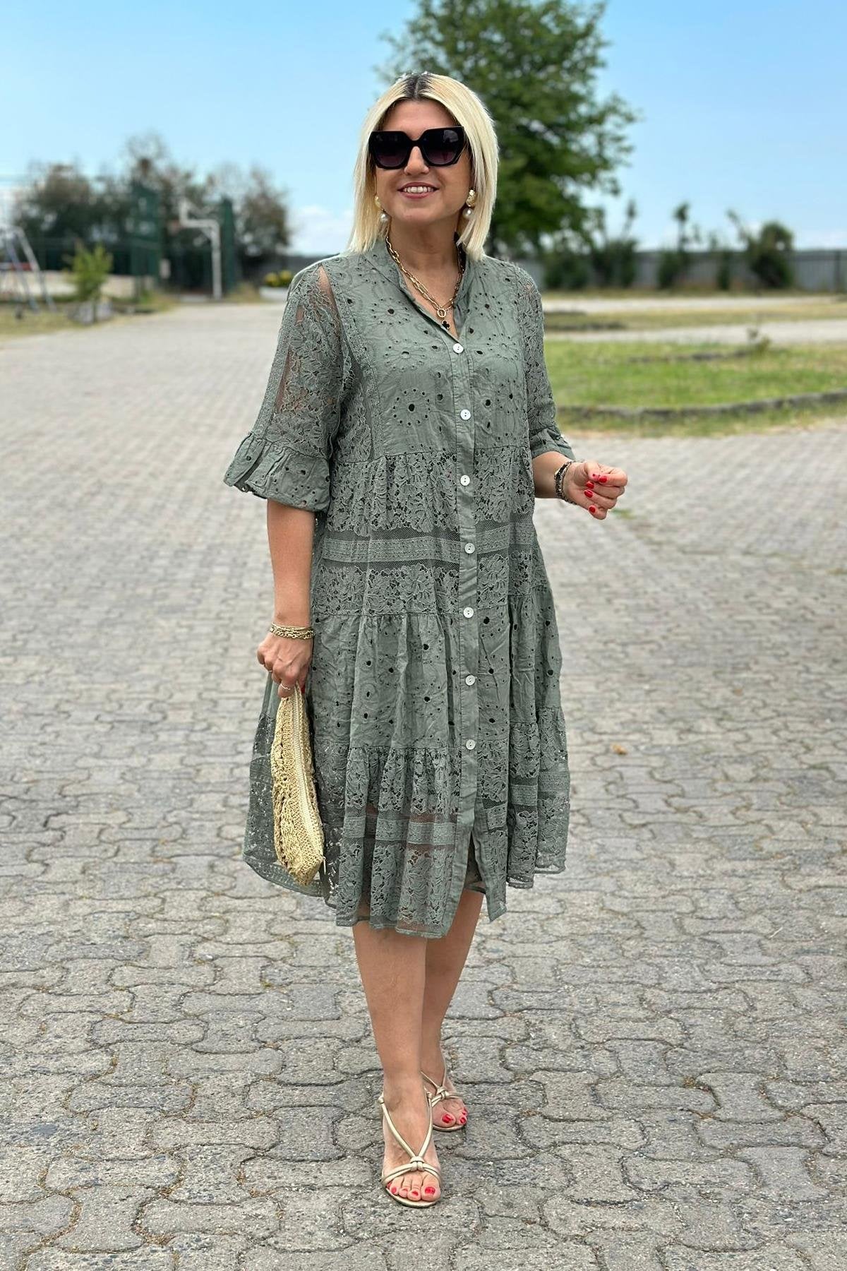 Damenkleid mit Dreiviertelarm und Knopfleiste in A-Linienform