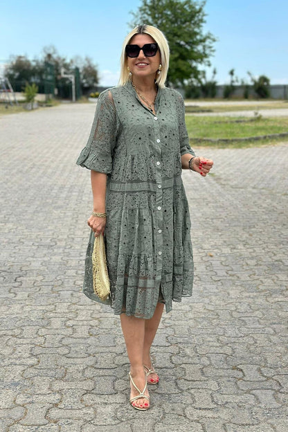 Damenkleid mit Dreiviertelarm und Knopfleiste in A-Linienform