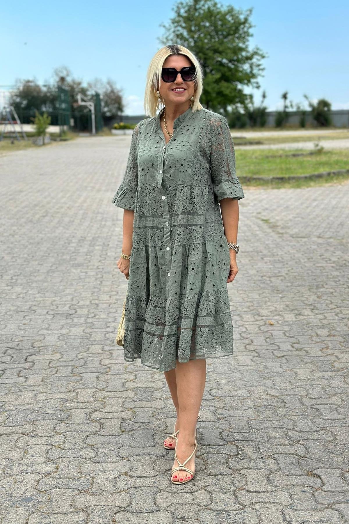 Damenkleid mit Dreiviertelarm und Knopfleiste in A-Linienform
