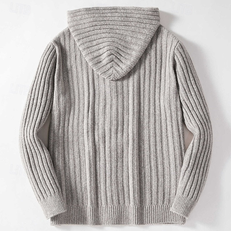 Rückansicht der Herren-Grobstrickjacke mit Kapuze
