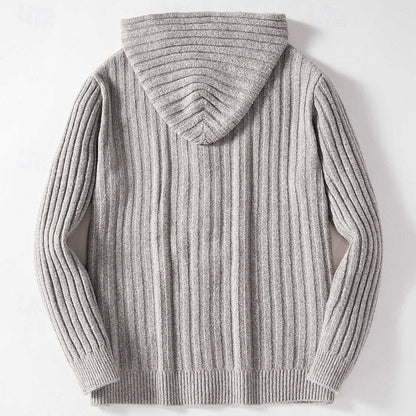 Rückansicht der Herren-Grobstrickjacke mit Kapuze