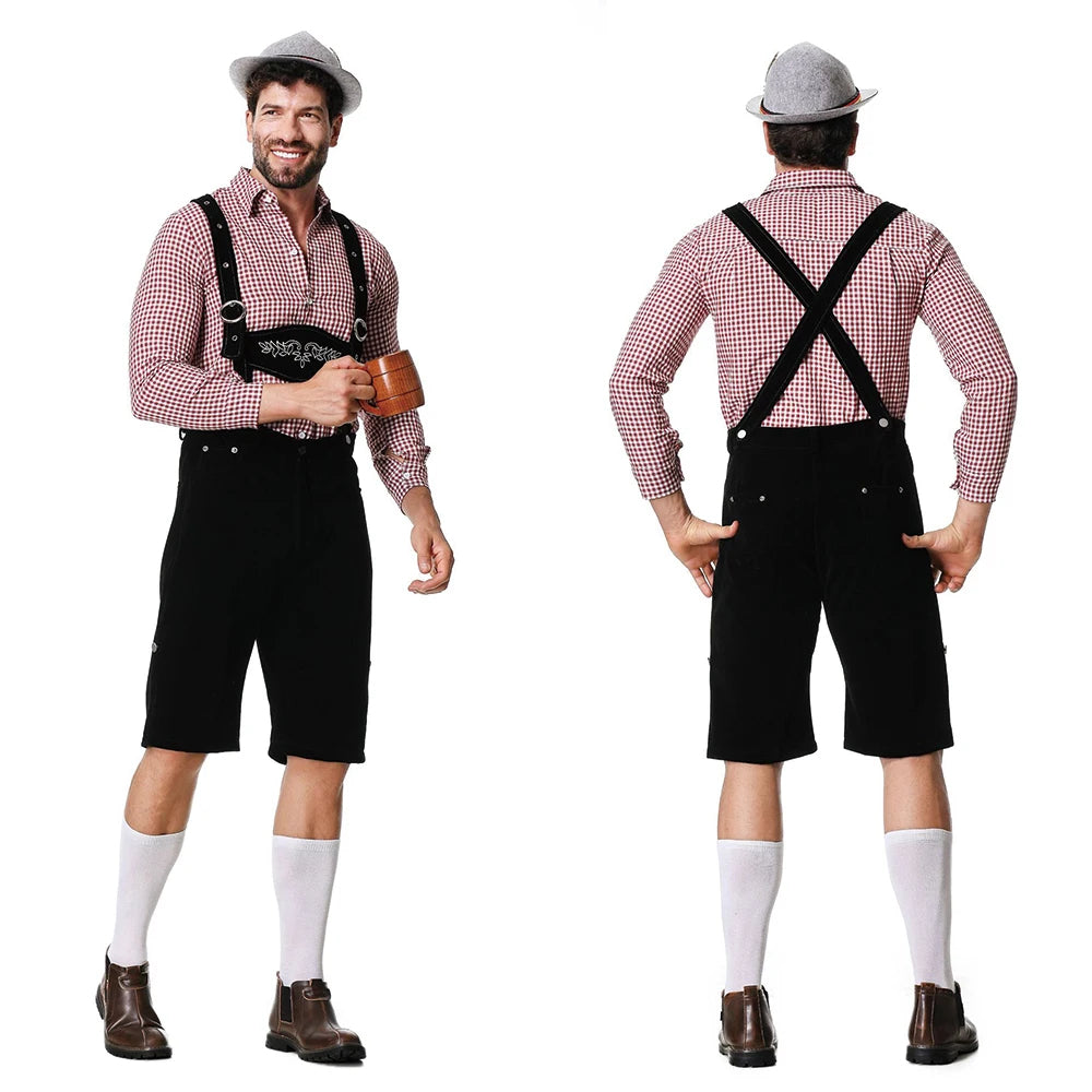 Mann in traditioneller bayerischer Tracht mit Lederhose, kariertem Hemd und Hut, hält Bierkrug. Oktoberfest, deutsche Kultur, Trachtenmode.